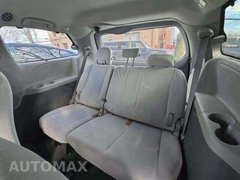 2015 Toyota Sienna LE 8-Passenger 119.3" WB - miniatura 14