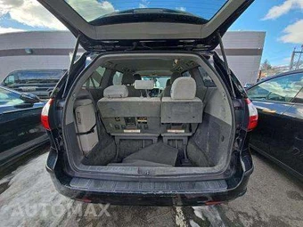 2015 Toyota Sienna LE 8-Passenger 119.3" WB - miniatura 15