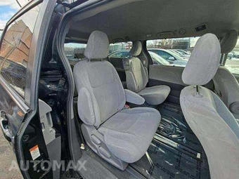 2015 Toyota Sienna LE 8-Passenger 119.3" WB - miniatura 17