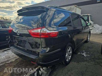 2015 Toyota Sienna LE 8-Passenger 119.3" WB - miniatura 3