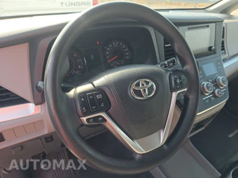 2015 Toyota Sienna LE 8-Passenger 119.3" WB - miniatura 10