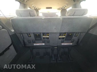 2015 Toyota Sienna LE 8-Passenger 119.3" WB - miniatura 17