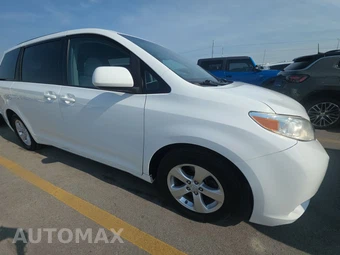 2015 Toyota Sienna LE 8-Passenger 119.3" WB - miniatura 3