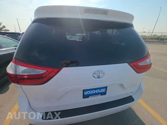 2015 Toyota Sienna LE 8-Passenger 119.3" WB - miniatura 5