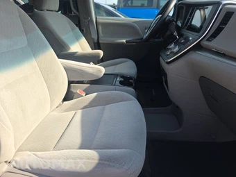 2015 Toyota Sienna LE 8-Passenger 119.3" WB - miniatura 8