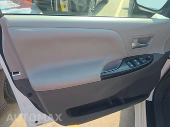 2015 Toyota Sienna LE 8-Passenger 119.3" WB - miniatura 9