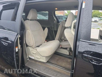 2015 Toyota Sienna LE 8-Passenger 119.3" WB - miniatura 17
