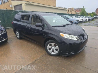 2015 Toyota Sienna LE 8-Passenger 119.3" WB - miniatura 4