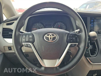 2015 Toyota Sienna LE 8-Passenger 119.3" WB - miniatura 10