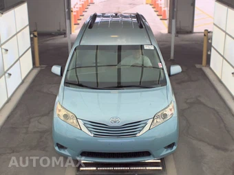2015 Toyota Sienna LE 8-Passenger 119.3" WB - miniatura 2