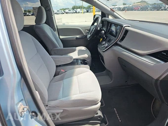 2015 Toyota Sienna LE 8-Passenger 119.3" WB - miniatura 8