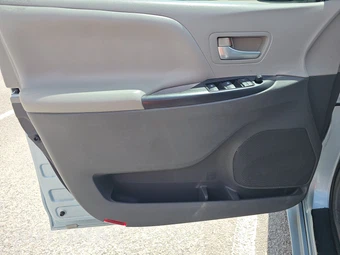 2015 Toyota Sienna LE 8-Passenger 119.3" WB - miniatura 9