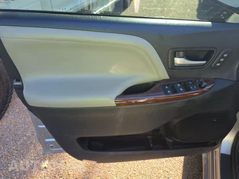 2015 Toyota Sienna Limited Premium 7-Passenger 119.3" WB - miniatura 9