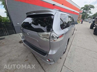 2015 Toyota Sienna SE 8-Passenger 119.3" WB - miniatura 3