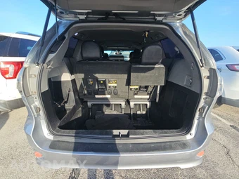 2015 Toyota Sienna SE 8-Passenger 119.3" WB - miniatura 17