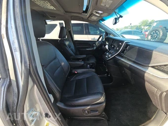 2015 Toyota Sienna SE 8-Passenger 119.3" WB - miniatura 8