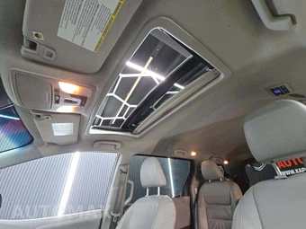 2015 Toyota Sienna XLE 7-Passenger 119.3" WB - miniatura 8