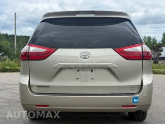 2015 Toyota Sienna XLE 7-Passenger 119.3" WB - miniatura 4