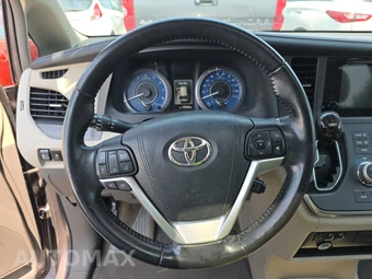 2015 Toyota Sienna XLE 8-Passenger 119.3" WB - miniatura 10