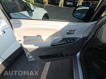 2015 Toyota Sienna XLE 8-Passenger 119.3" WB - miniatura 15