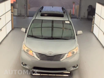 2015 Toyota Sienna XLE 8-Passenger 119.3" WB - miniatura 2