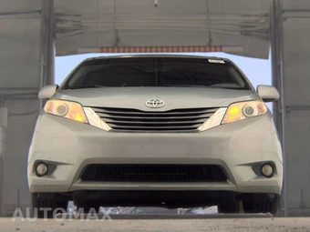 2015 Toyota Sienna XLE 8-Passenger 119.3" WB - miniatura 3