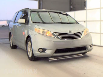2015 Toyota Sienna XLE 8-Passenger 119.3" WB - miniatura 4