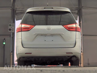 2015 Toyota Sienna XLE 8-Passenger 119.3" WB - miniatura 7