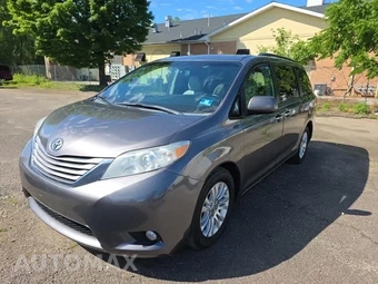 2015 Toyota Sienna XLE 8-Passenger 119.3" WB