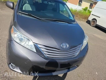 2015 Toyota Sienna XLE 8-Passenger 119.3" WB - miniatura 2