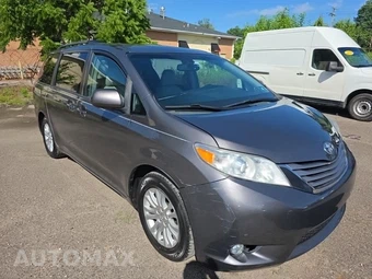 2015 Toyota Sienna XLE 8-Passenger 119.3" WB - miniatura 3