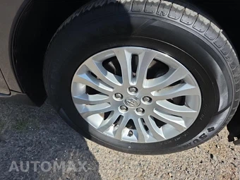 2015 Toyota Sienna XLE 8-Passenger 119.3" WB - miniatura 9