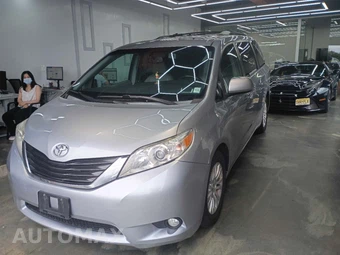 2015 Toyota Sienna XLE 8-Passenger 119.3" WB - miniatura 2