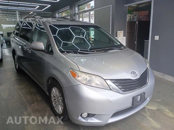 2015 Toyota Sienna XLE 8-Passenger 119.3" WB - miniatura 3