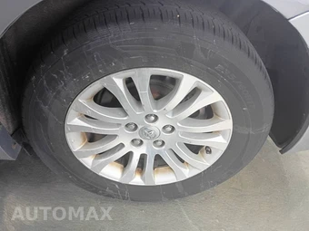 2015 Toyota Sienna XLE 8-Passenger 119.3" WB - miniatura 40