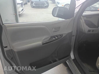 2015 Toyota Sienna XLE 8-Passenger 119.3" WB - miniatura 8