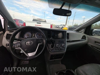 2015 Toyota Sienna XLE 8-Passenger 119.3" WB - miniatura 11