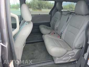 2015 Toyota Sienna XLE 8-Passenger 119.3" WB - miniatura 13