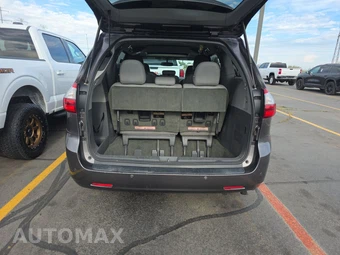 2015 Toyota Sienna XLE 8-Passenger 119.3" WB - miniatura 17