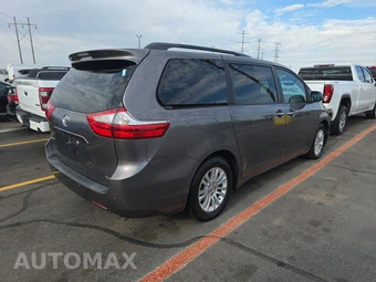 2015 Toyota Sienna XLE 8-Passenger 119.3" WB - miniatura 4
