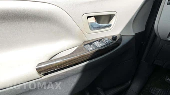 2015 Toyota Sienna XLE 8-Passenger 119.3" WB - miniatura 49