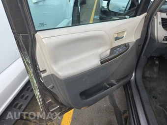 2015 Toyota Sienna XLE 8-Passenger 119.3" WB - miniatura 9