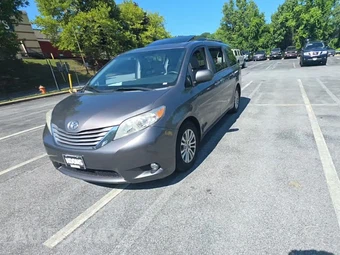 2015 Toyota Sienna XLE 8-Passenger 119.3" WB
