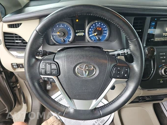 2015 Toyota Sienna XLE 8-Passenger 119.3" WB - miniatura 10