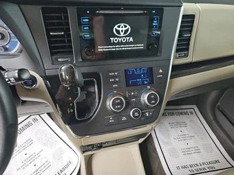 2015 Toyota Sienna XLE 8-Passenger 119.3" WB - miniatura 11