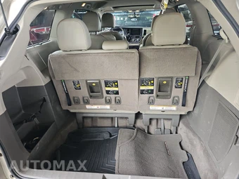 2015 Toyota Sienna XLE 8-Passenger 119.3" WB - miniatura 17