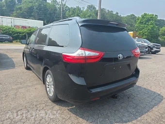 2015 Toyota Sienna XLE 8-Passenger 119.3" WB - miniatura 6