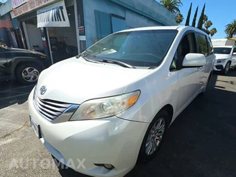 2015 Toyota Sienna XLE 8-Passenger 119.3" WB