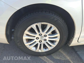 2015 Toyota Sienna XLE 8-Passenger 119.3" WB - miniatura 24