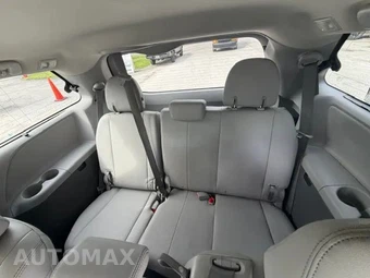 2015 Toyota Sienna XLE 8-Passenger 119.3" WB - miniatura 17